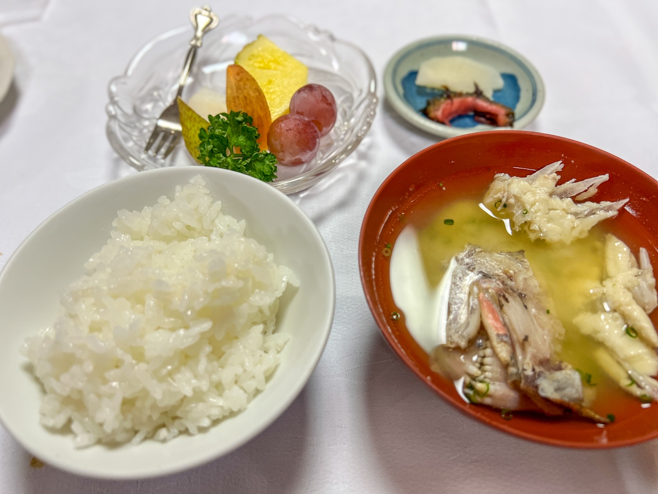 小松屋渚館 夕食の土鍋ご飯とみそ汁