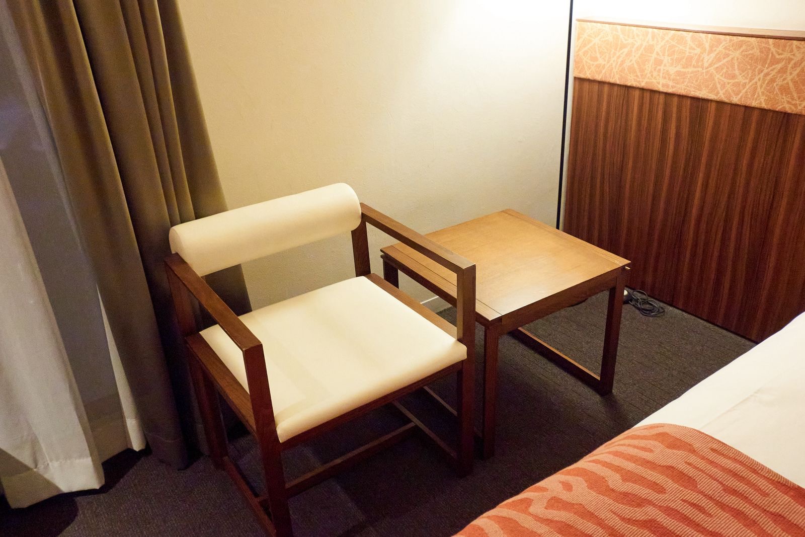 京都東急ホテル 客室のテーブルとチェア
